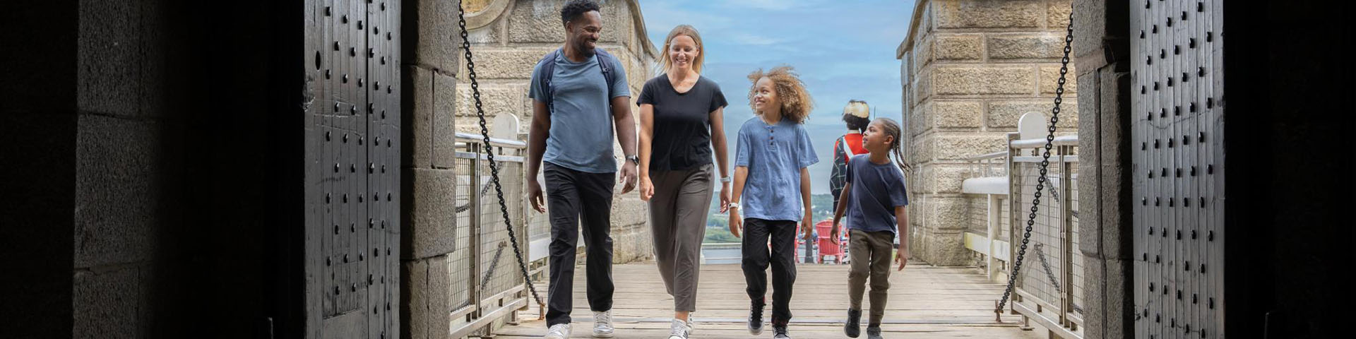 Une famille traverse l'entrée principale.