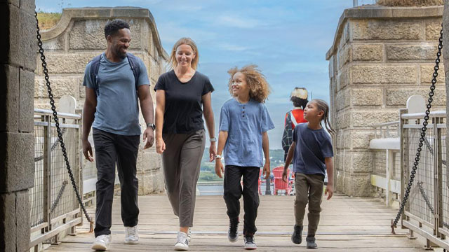 Une famille traverse l'entrée principale.