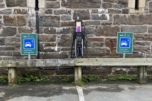 Postes de recharge pour véhicules électriques (VE)