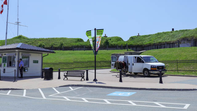Un stationnement accessible à côté du kiosque d'entrée.