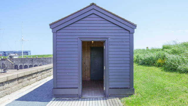 Un petit bâtiment pour le sommet de l'ascenseur.