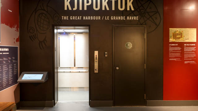 Une porte d'ascenseur à l'intérieur d'une salle d'exposition.