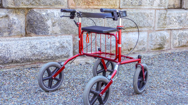 Un déambulateur à roulettes et un siège.