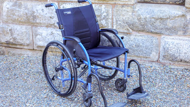 Un fauteuil roulant automoteur.