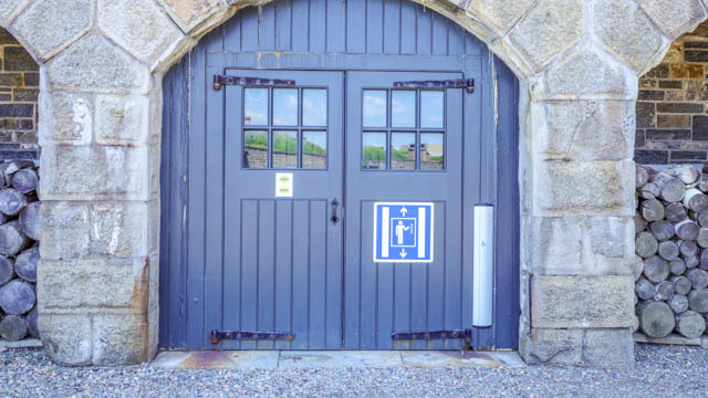 Des portes doubles avec un panneau d'ascenseur.