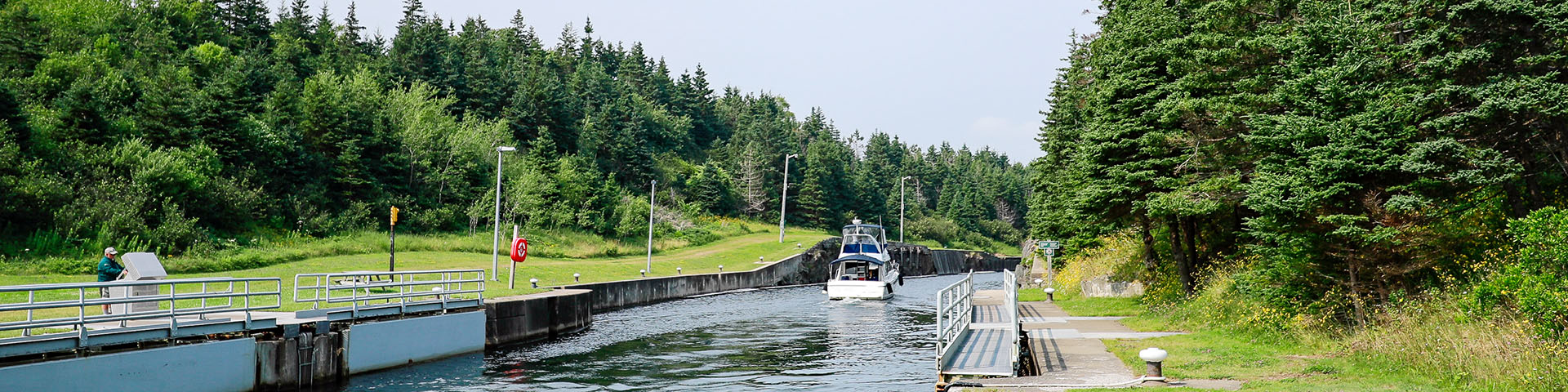 Un bateau traverse le canal de St. Peters