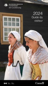 La couverture du guide des visiteurs de la forteresse, qui représente une photo d'une femme regardant l'appareil photo, habillée en costume du 18e siècle dans un jardin.