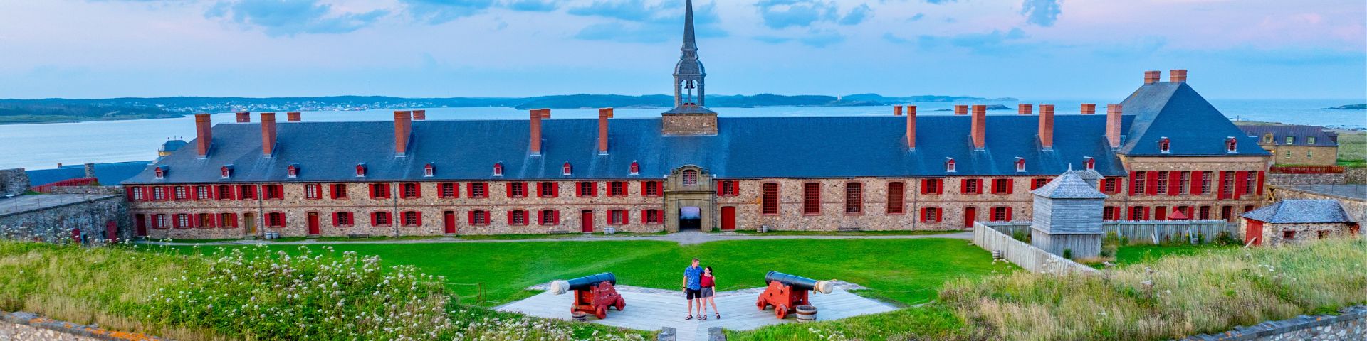 Vue d'un drone de deux personnes devant le Baston du Roi au lieu historique national de la Forteresse-de-Louisbourg.