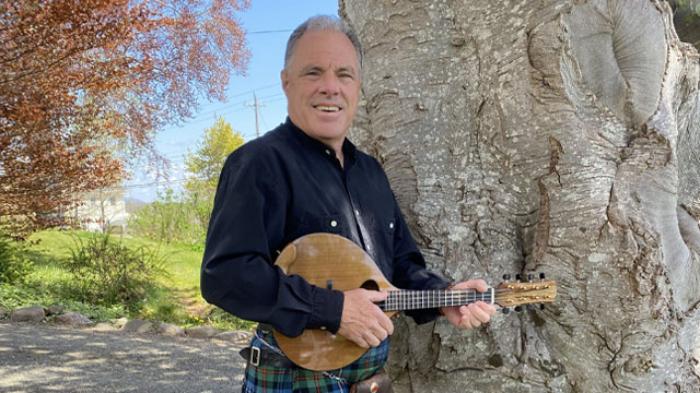 Un homme avec une mandoline.