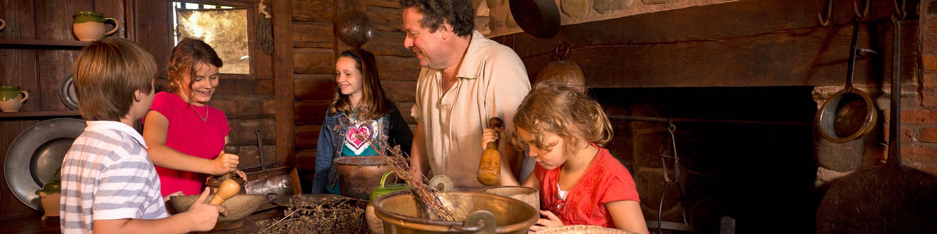 Des enfants accompagnés d’un interprète dans la cuisine. 