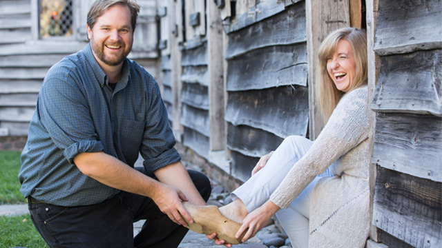 Des visiteurs essaient des chaussures en bois. 