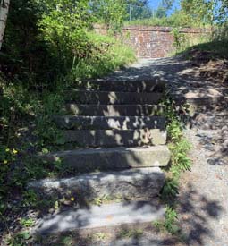 Escaliers extérieurs en béton.