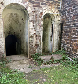 Deux portes en briques sur une structure.
