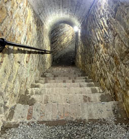 Vue sur une étroite cage d’escalier en briques.
