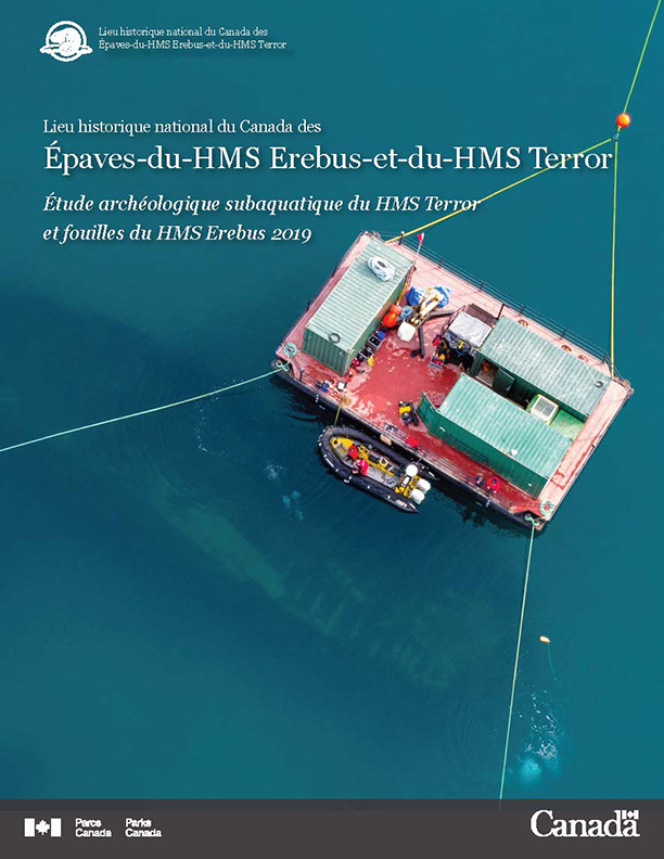 Page de couverture du rapport d'étude archéologique présentant le logo de Parcs Canada, le titre du rapport et une photo aérienne d'une barge flottant au-dessus d'une épave.