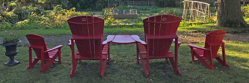 Chaises rouges donnant sur le jardin.