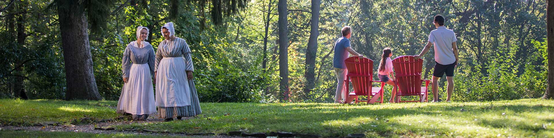 Le personnel costumé se promène dans les jardins.