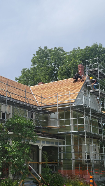 des échafaudages autour de la Maison-Commémorative-Bethune