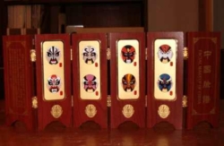 Exemple d'un des nombreux cadeaux offerts chaque année pour honorer la mémoire du Dr Bethune