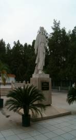 现在白求恩被安葬在石家庄的烈士公墓。