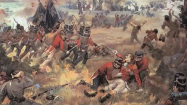 Un trottoir en bois serpente dans la végétation brunie et la neige, par une journée d’hiver partiellement ensoleillée.