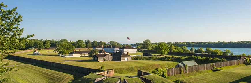 Site historique national du Fort George surplombant la rivière Niagara
