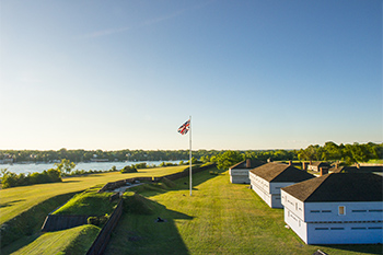 Une vue de la rivière Niagara à partir du site historique national de Fort George