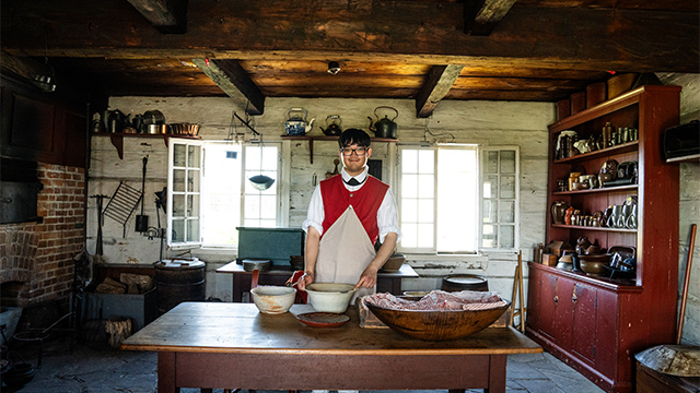 Guide-animateur en tenue historique cuisine dans la cuisine historique