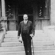 King sur les marches de la maison Laurier en 1935.