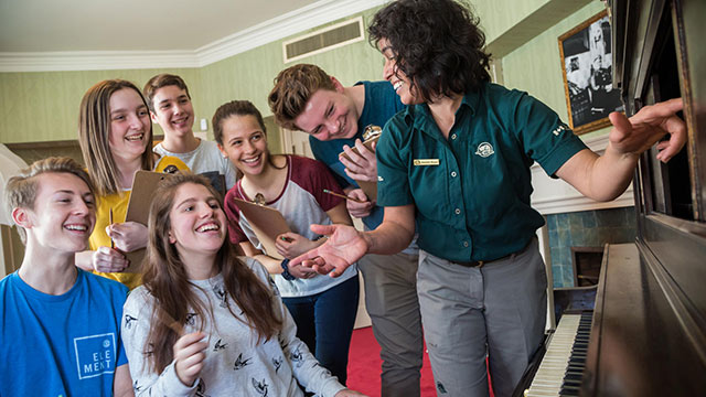 Un membre du personnel avec un groupe d'étudiants