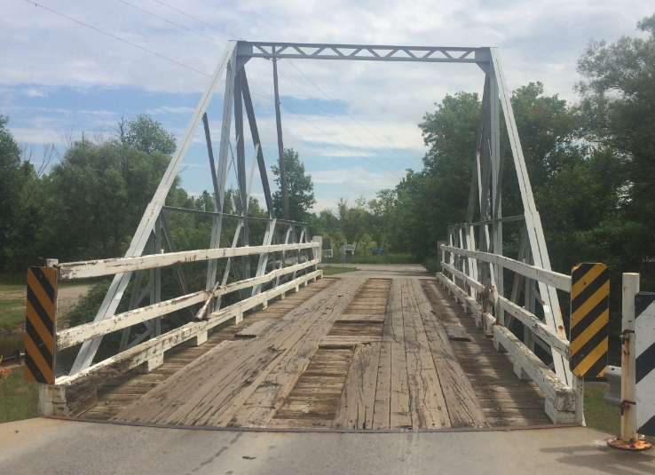 Entrance to the burritts rapids swing bridge.