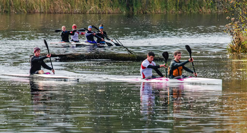 Plusieurs pagayeurs naviguent sur le canal Rideau. Lieu historique national du Canal-Rideau