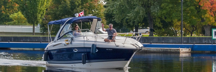 Un bateau en approche d'une poste d'éclusage