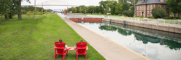  Deux chaises rouges à côté d'un canal.