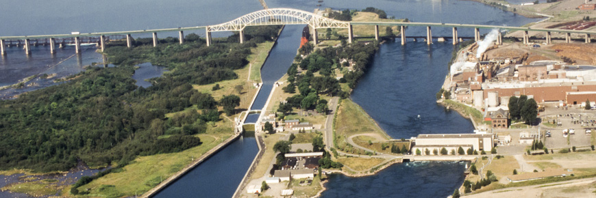 Une photo aérienne de l'écluse récréative et du canal de Sault Ste. Marie, ON.