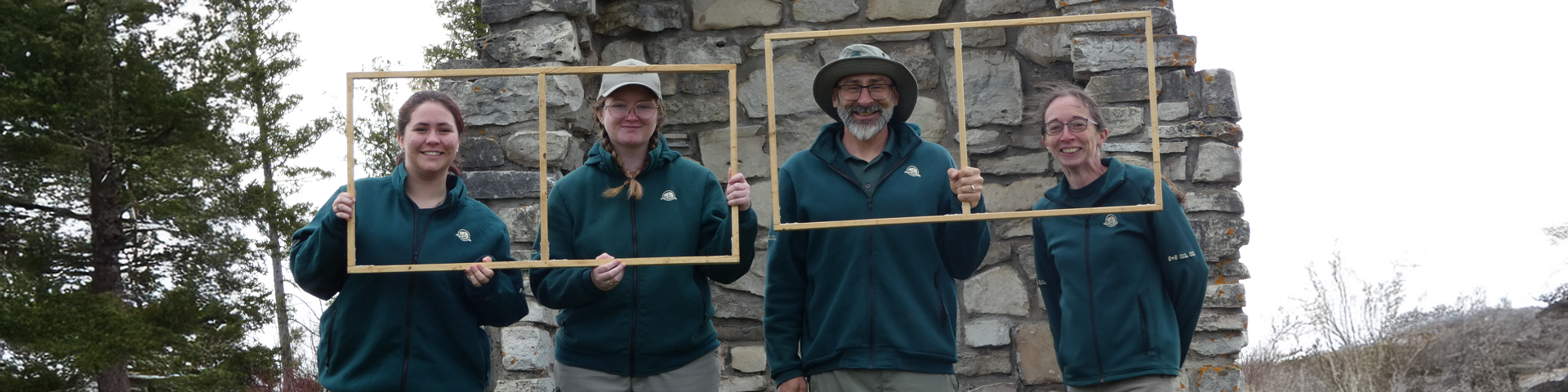 Personnel travaillant sur le terrain.