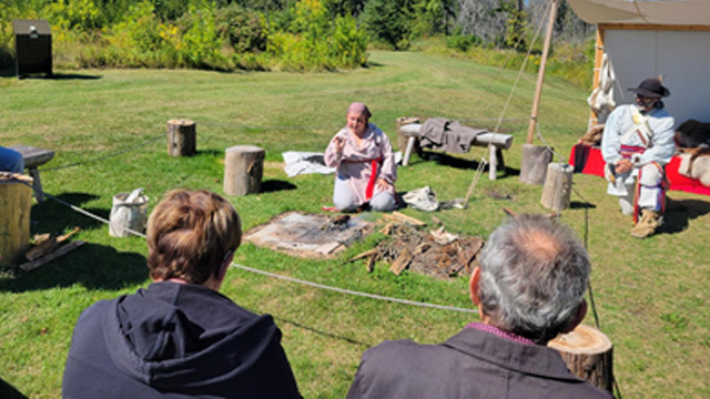 Un groupe de visiteurs observant un membre du personnel.