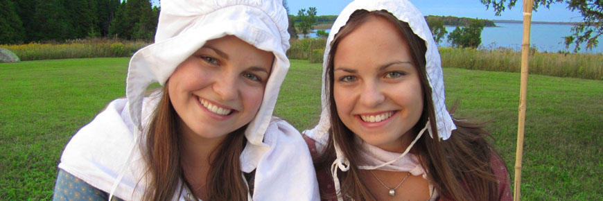 Deux femmes en costumes historiques.