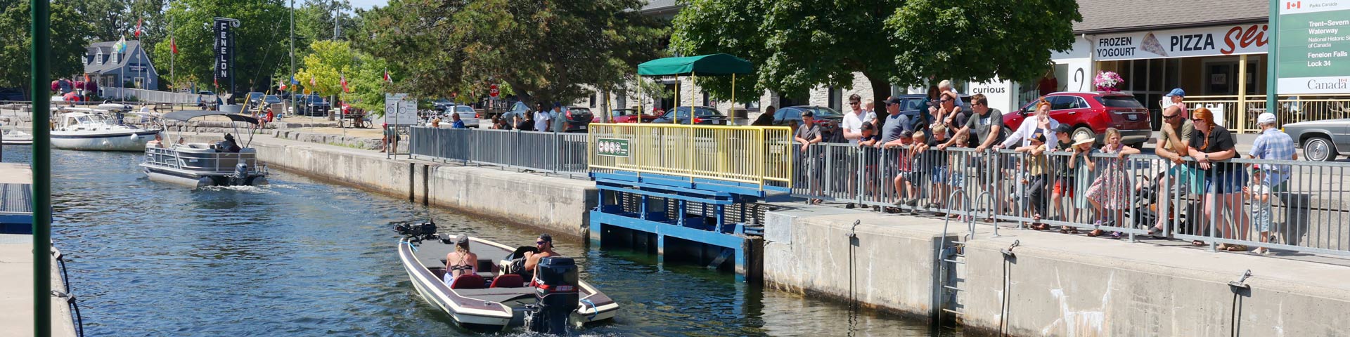 Un bateau passe dans l’écluse 24 à Douro, où des tentes ont été montées. 