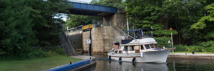 Un bateau passe l'écluse Couchiching