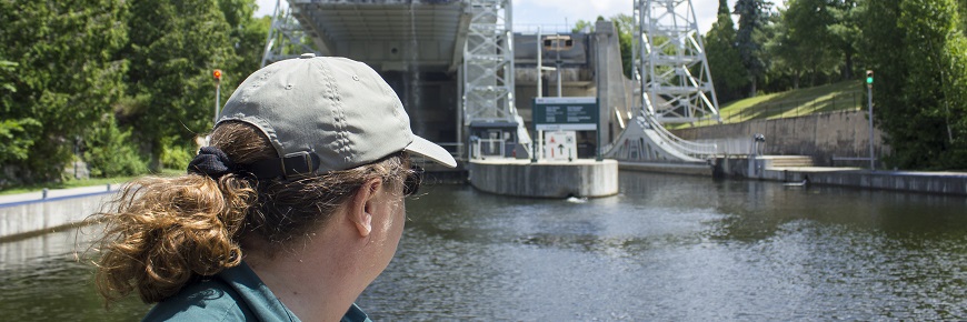 Une étudiante de Parcs Canada sur l'eau devant l'écluse de Kirkfield.