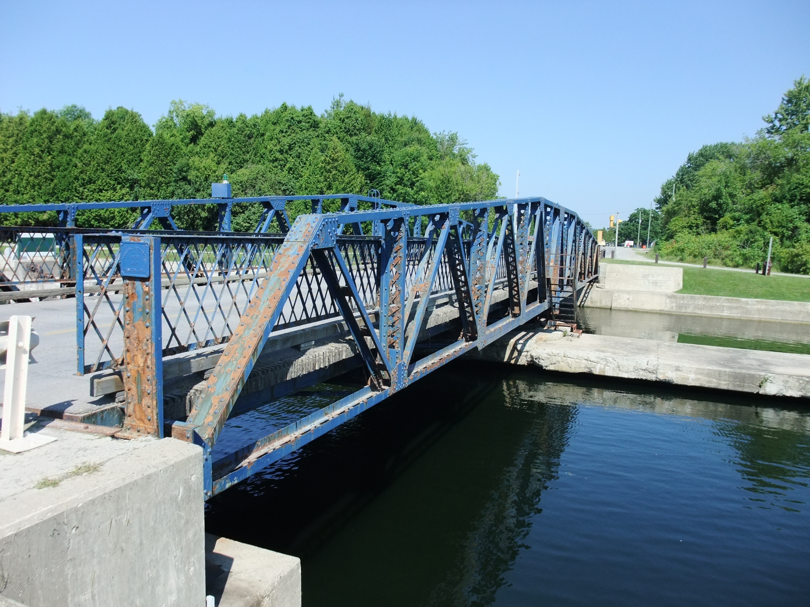 Un appareil repose sur une partie du pont du chemin Brighton et enlève le tablier des parties adjacentes du pont.