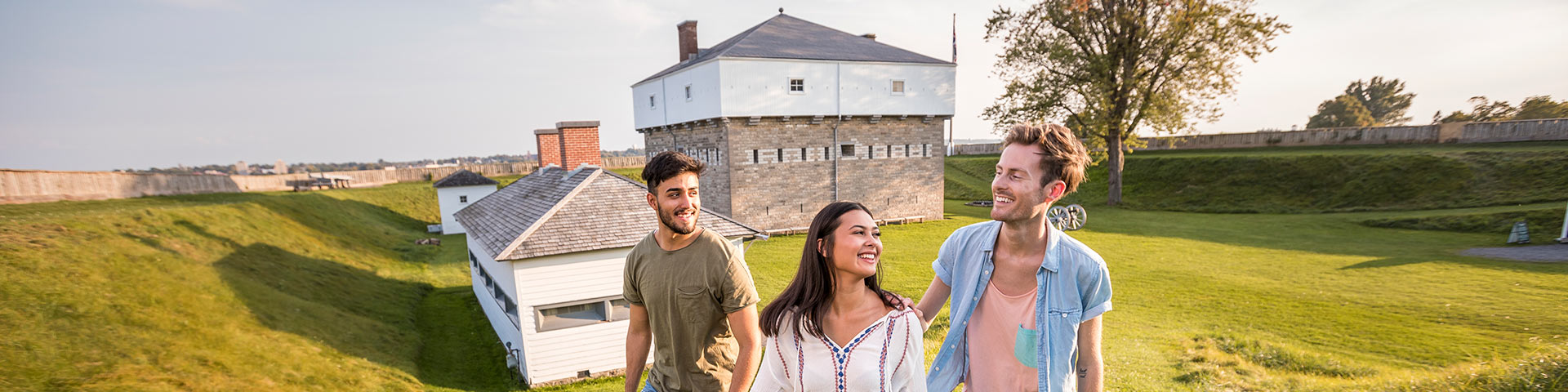 Un groupe d'adolescents monte une colline devant un fort historique.