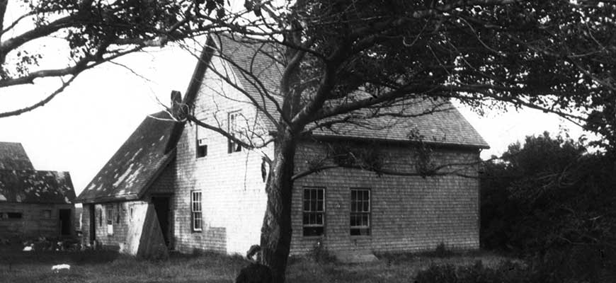 Photo en noir et blanc de la maison d'origine 