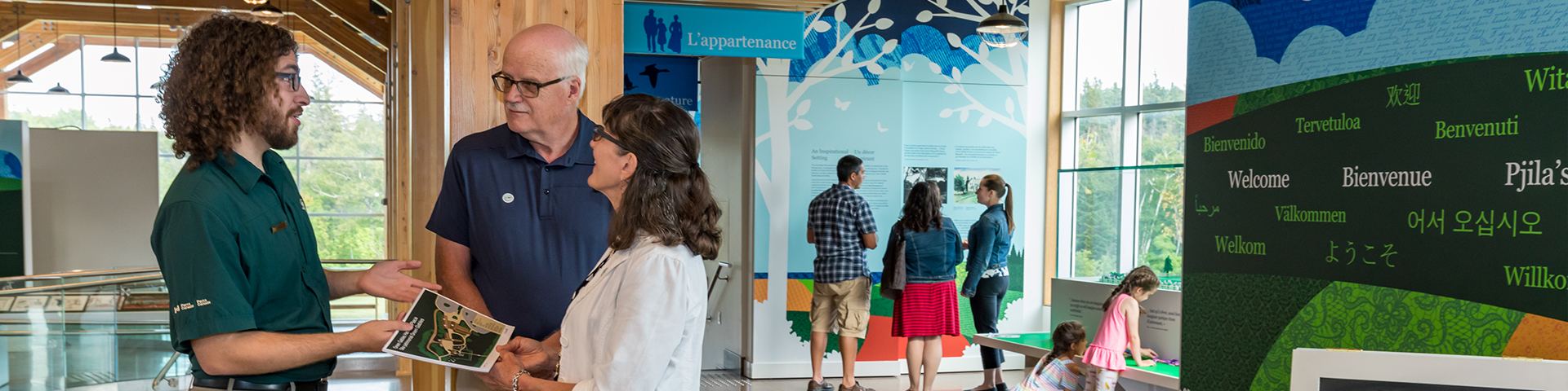 Le personnel du parc consulte les visiteurs au centre d'accueil de Green Gables