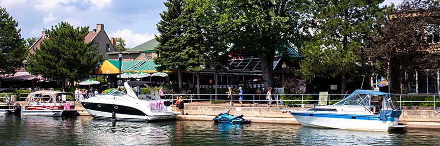 Bateaux amarrés au canal de Sainte-Anne-de-Bellevue pendant la saison estivale.