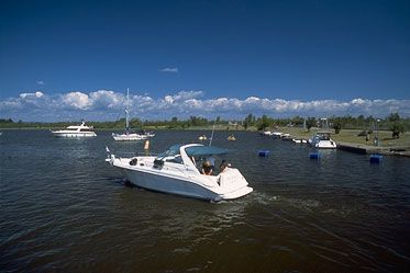 Boats upstream of the Carillon lock