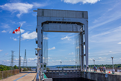 L’écluse ouvre sa porte à guillotine de 200 tonnes!