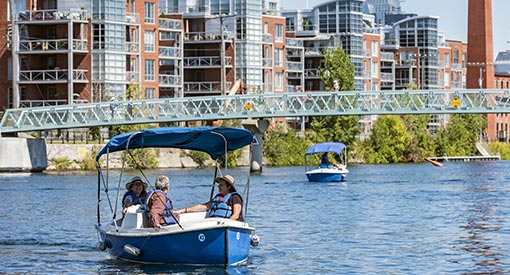 3 personnes à bord d'un bateau électrique au Canal-de-Lachine.