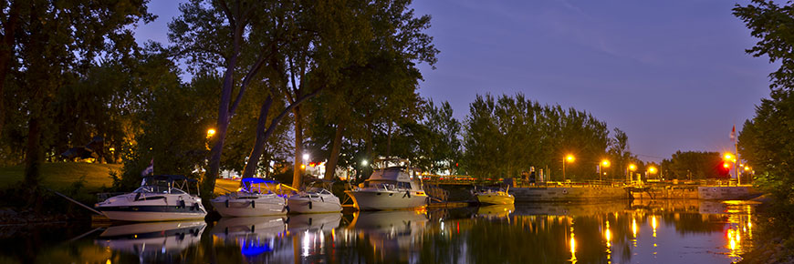 Bateaux amarrés pour la nuit dans le Canal-de-Lachine